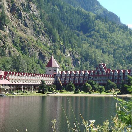 Three Valley Lake Chateau Ревелсток Экстерьер фото